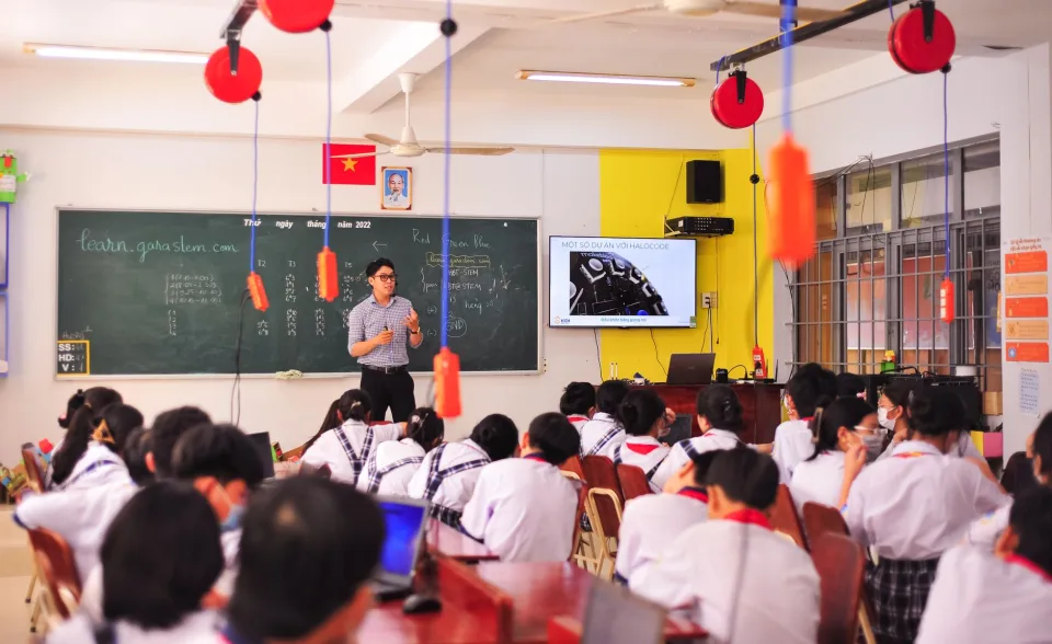 Thầy cô chữa bài cho từng em